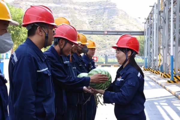 201689812217115488.jpg 工会送清凉02.jpg