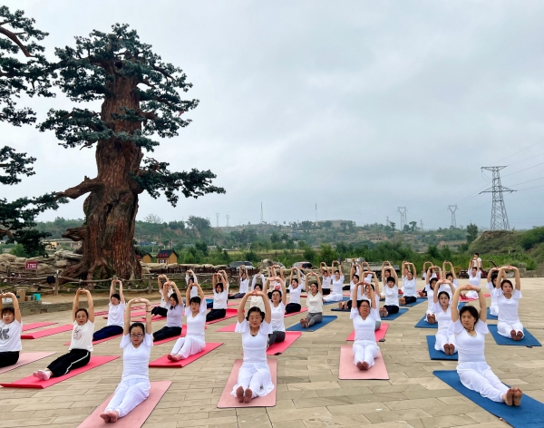 211689930585165510.jpg 户外瑜伽02.jpg