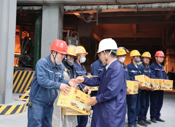 281690536346815525.jpg 雷宏春慰问02.jpg