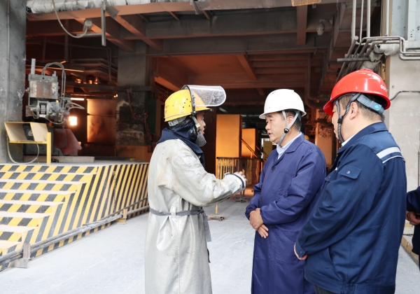 281690537090142796.jpg 雷宏春慰问02.jpg