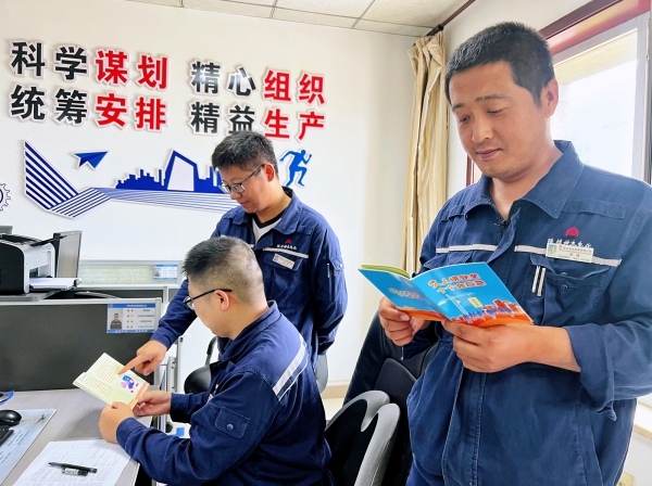 141692004918137568.jpg 安全小册子02.jpg