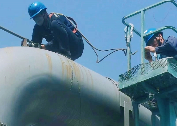 231692782037207820.jpg 高温坚守03.jpg