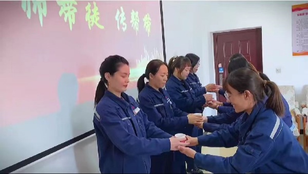 081704709167573923.jpg 师带徒01.jpg