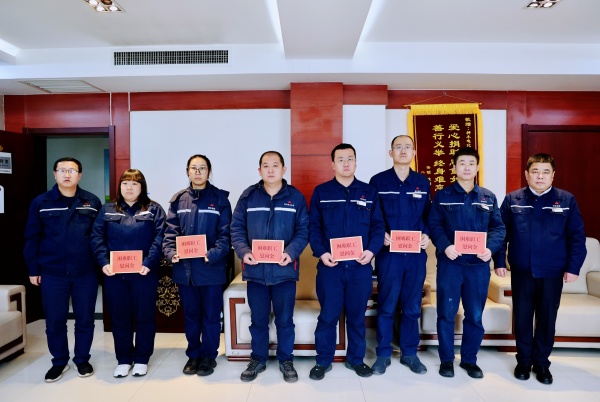 051707125010546112.jpg 慰问困难职工 (2).jpg